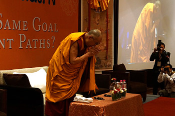 Арга зам өөр ч, хүрэх зорилго нэг – Тайландын буддистуудын Дээрхийн гэгээнтэн Далай ламтай хийсэн уулзалт
