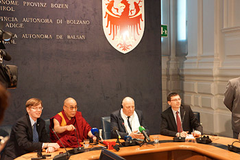 Дээрхийн Гэгээнтэн Далай Лам Болзанод “Цөөнхийн Шагнал” хүлээн авах ёслолын үеэр шашнаас ангид ёс суртахууны талаар айлдав